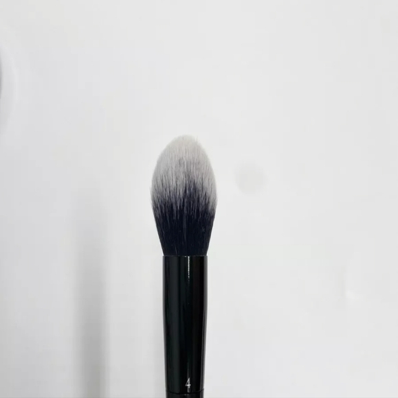 Kat Von D makeup brush #4 - Powder Highlight Brush - Picture 4 of 4
